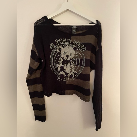 ⭐️Social collision hot topic Striped Black and Green Cropped Top - Picture 4 of 6